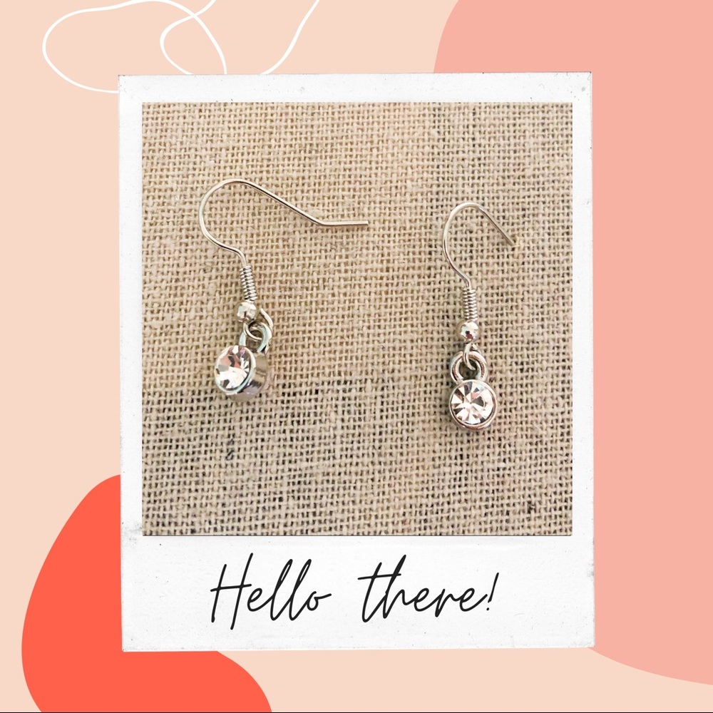 New small silver metal earrings with the stone